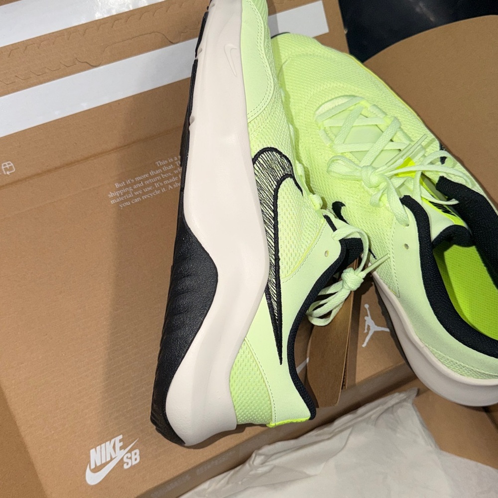 Men's Nike Legend Essential 3 NN Sneakers - Picture 14 of 15